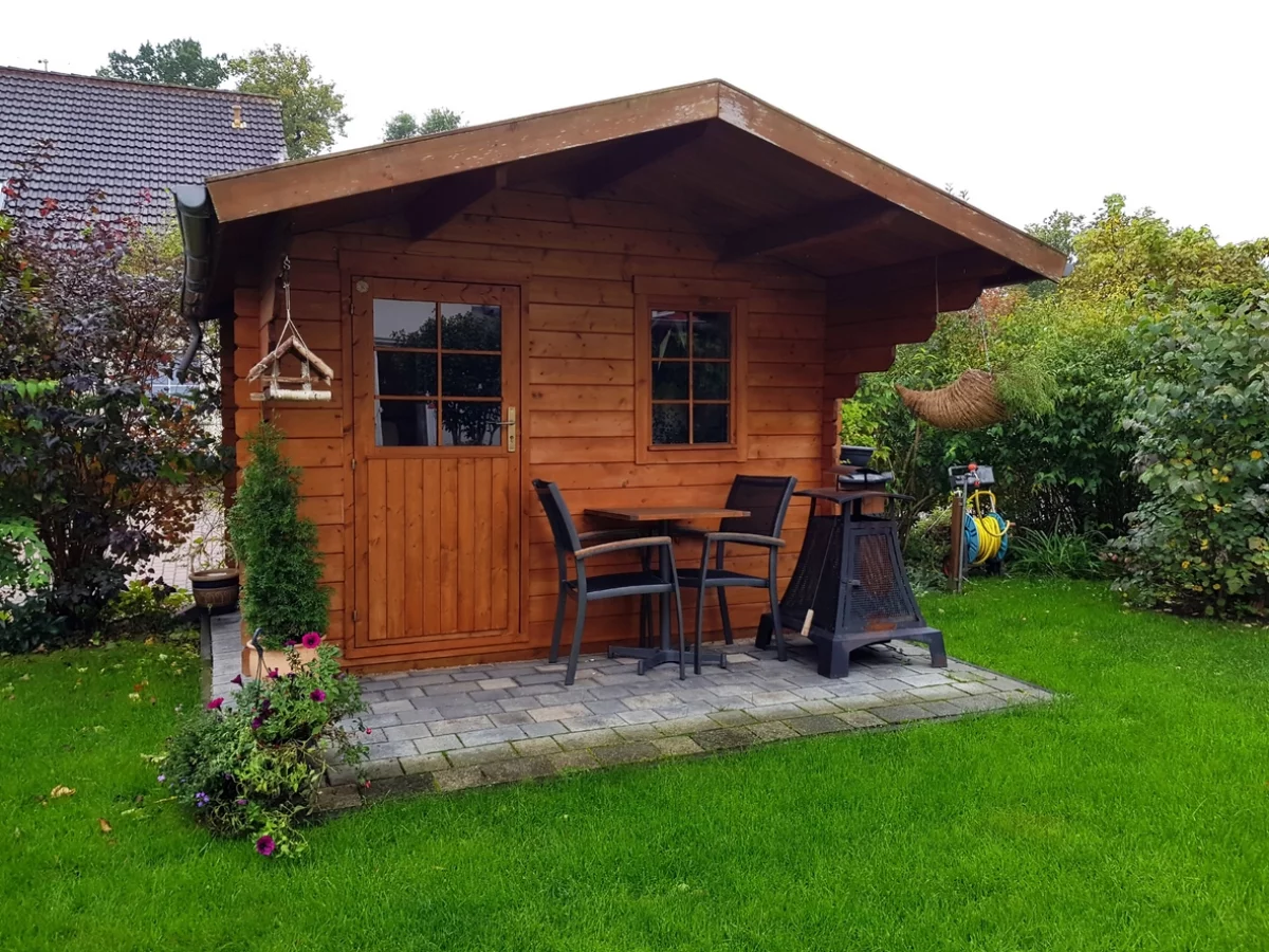 Kleines Holzhaus im Garten als Wohndomizil