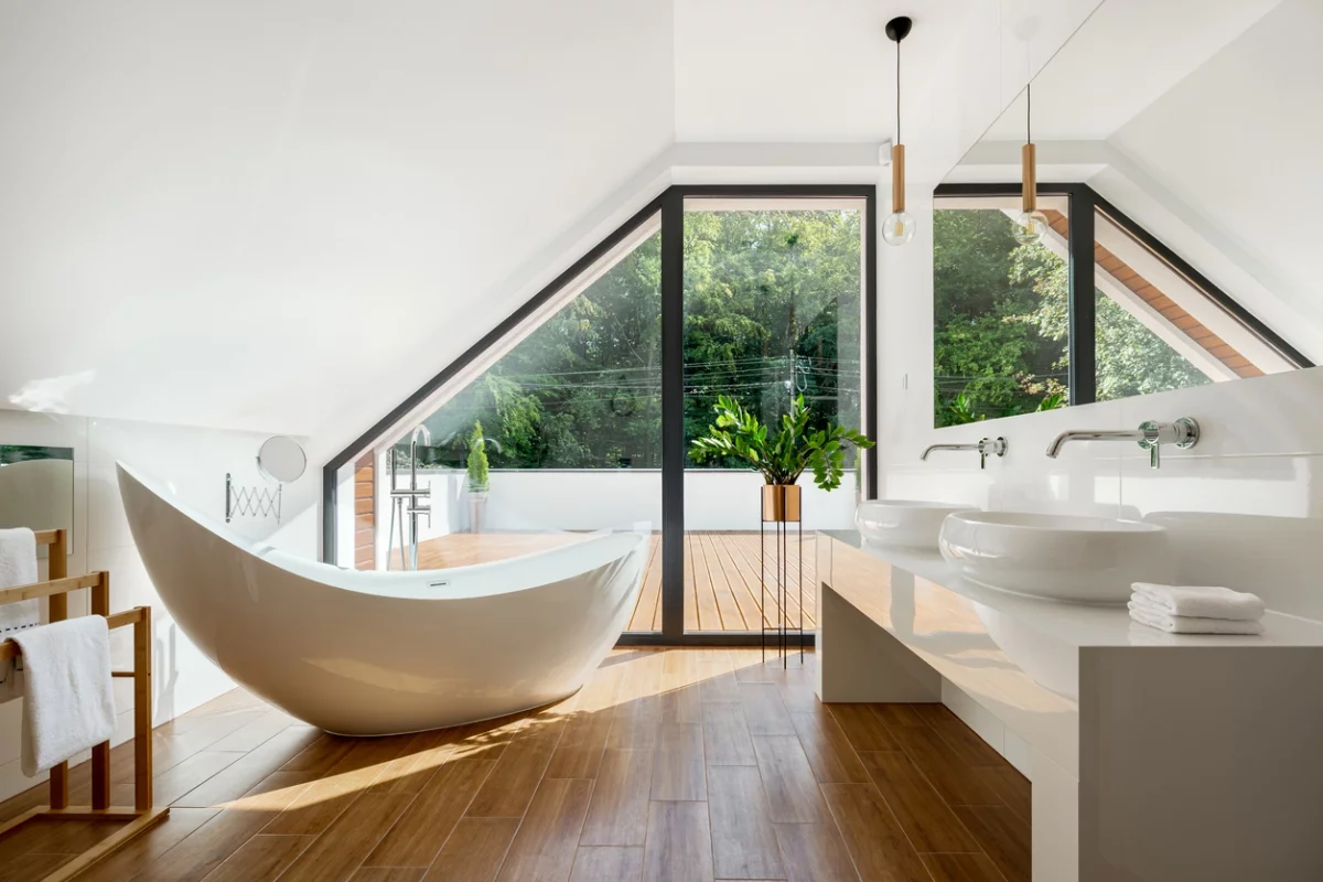 Modernes Badezimmer gestalten mit freistehender Badewanne