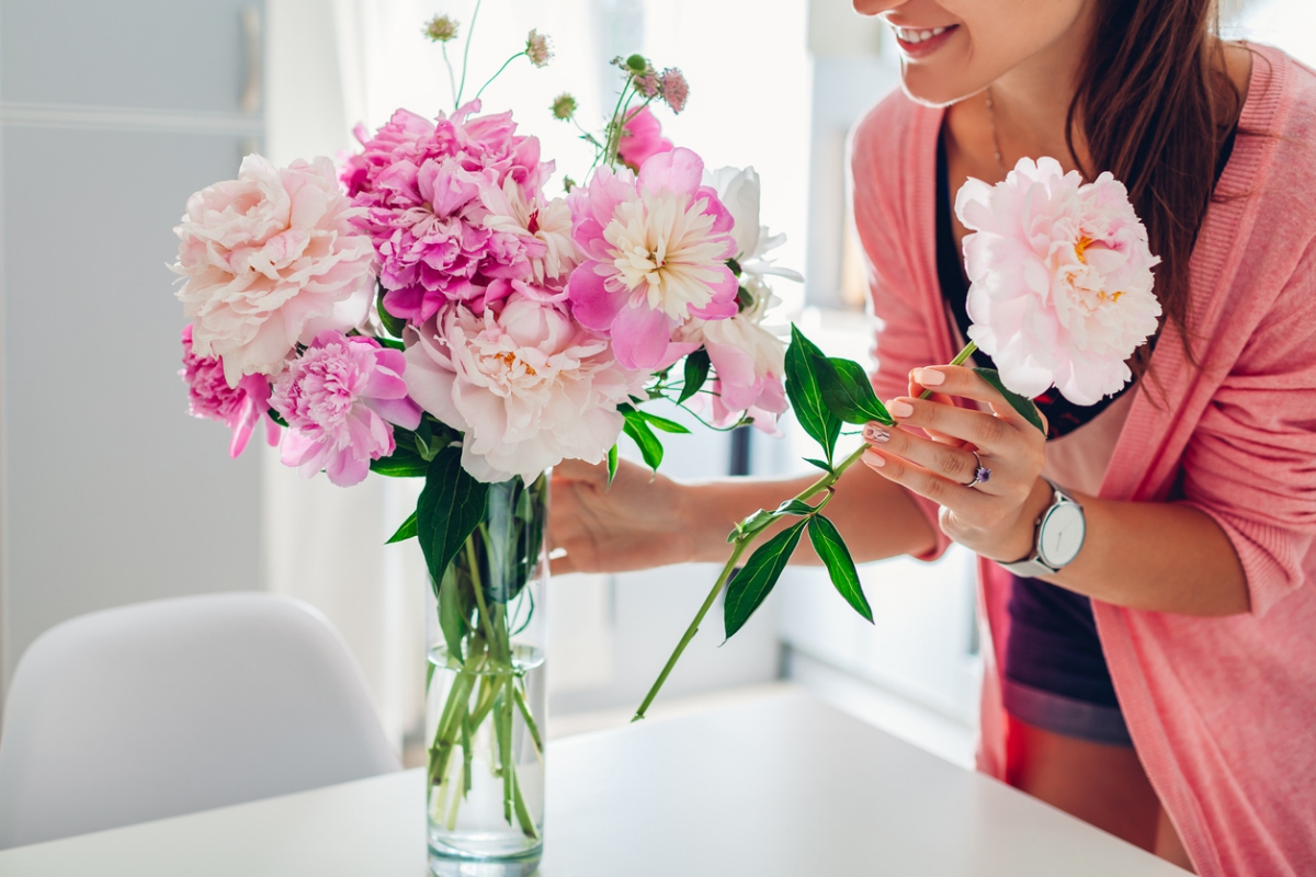 Pfingstrosen in Weiß und Rosa in der Vase arrangieren