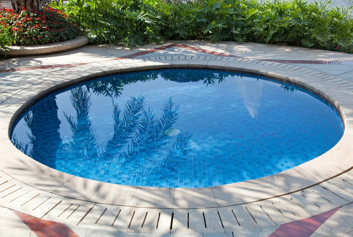 ein runder eingelassener Pool ist der Hingucker im Garten