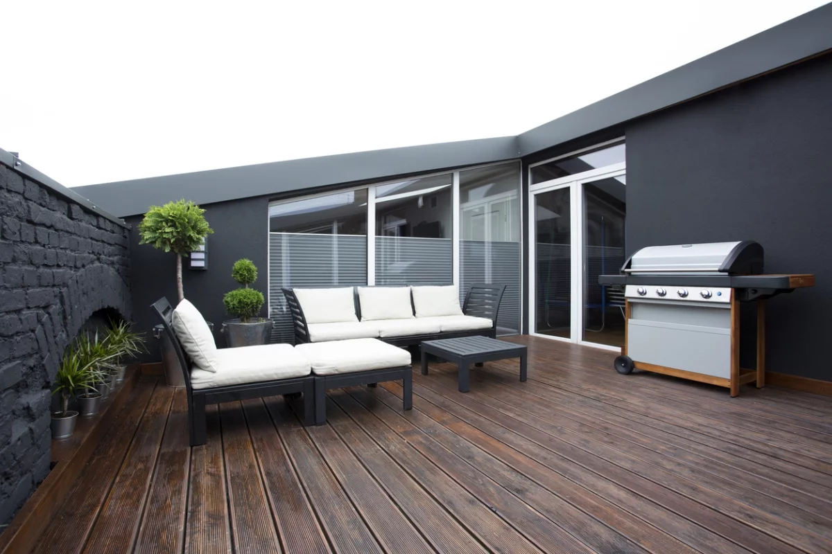 Terrasse gestalten im minimalistischen Stil – Sitzmöbel in Schwarz und Weiß
