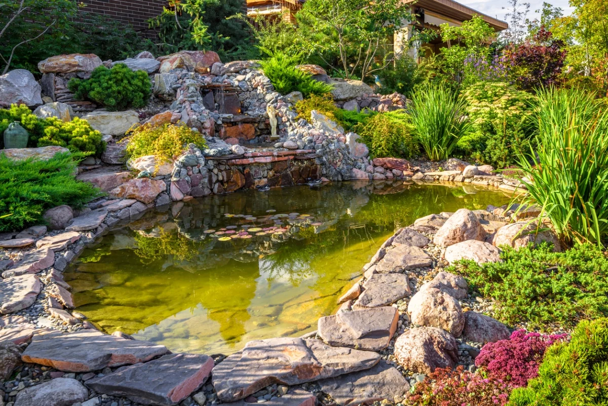 Wasserelement im Garten und ein kleiner Teich – naturnahes Design