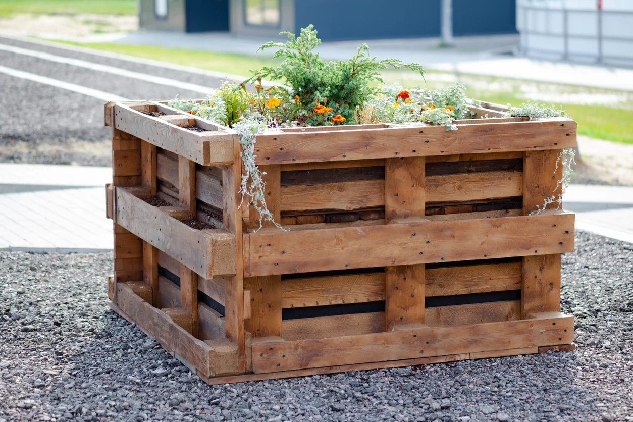 Ein Hochbeet – praktische Vorrichtung draußen - Paletten-Ideen für den Garten