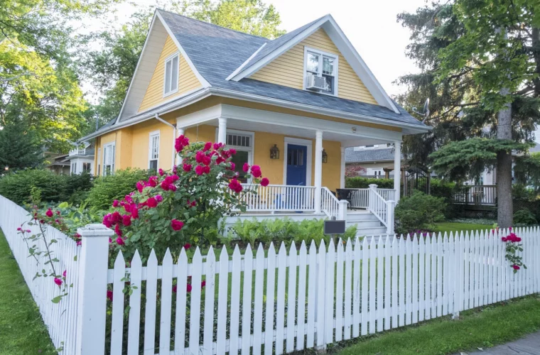 Haus Außenbereiche - Vorgarten mit Rosen und viel Grün