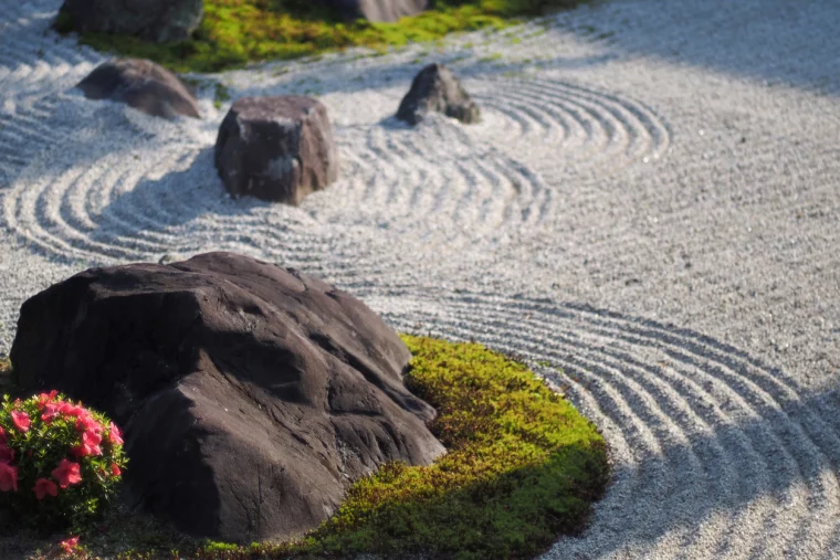 Japanischer Zen-Garten mit Sand und Kies gestaltet