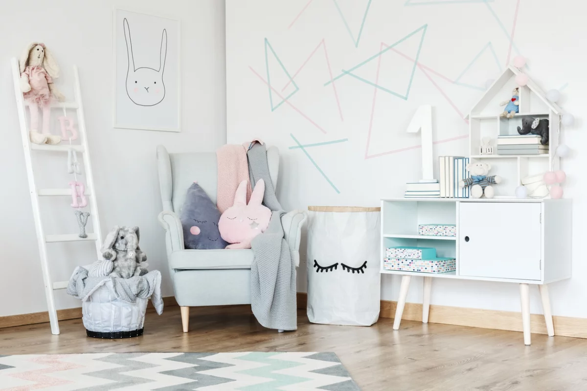 Kinderzimmer Ideen in blassen Farben Grau und Blau