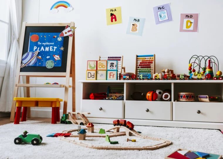 Kinderzimmer Ideen - kunterbunte Dekoration in fröhlichen Farben