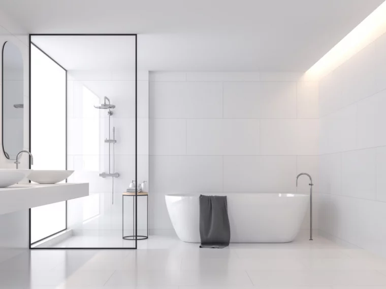 Minimalistisches Badezimmer ist sauber, geräumig und elegant