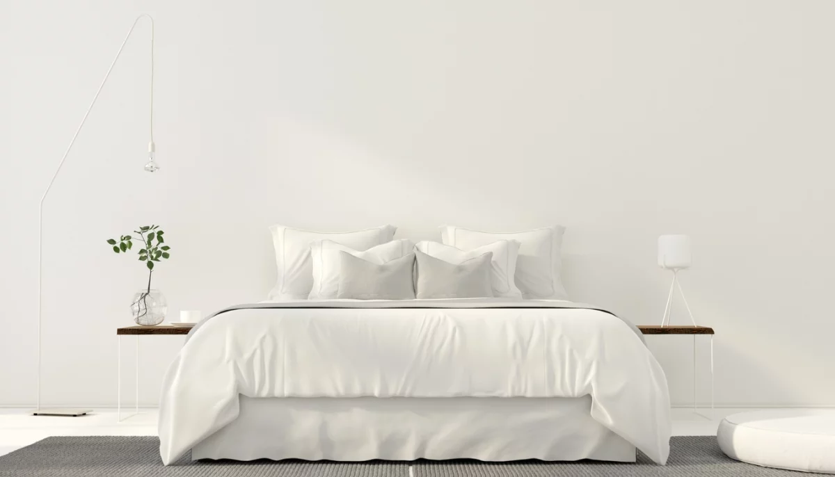 Minimalistisches Schlafzimmer ganz in Weiß