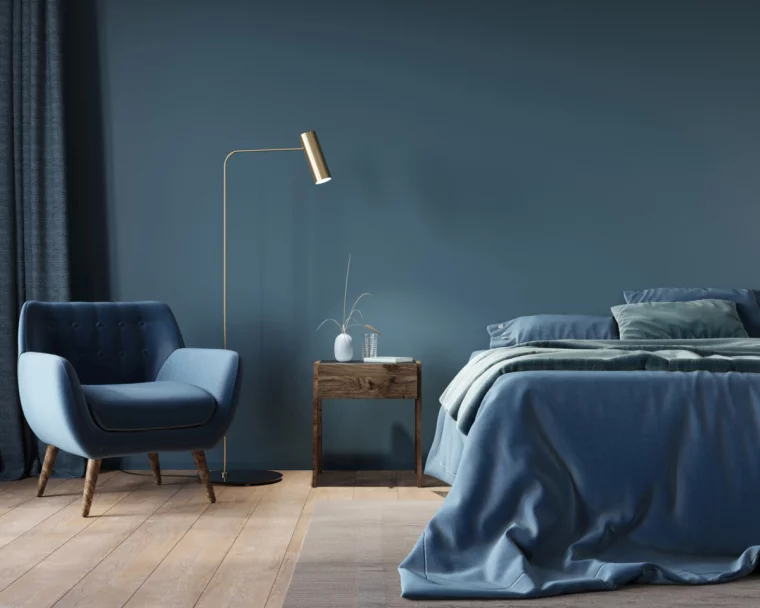 Minimalistisches Schlafzimmer in Marineblau gestaltet