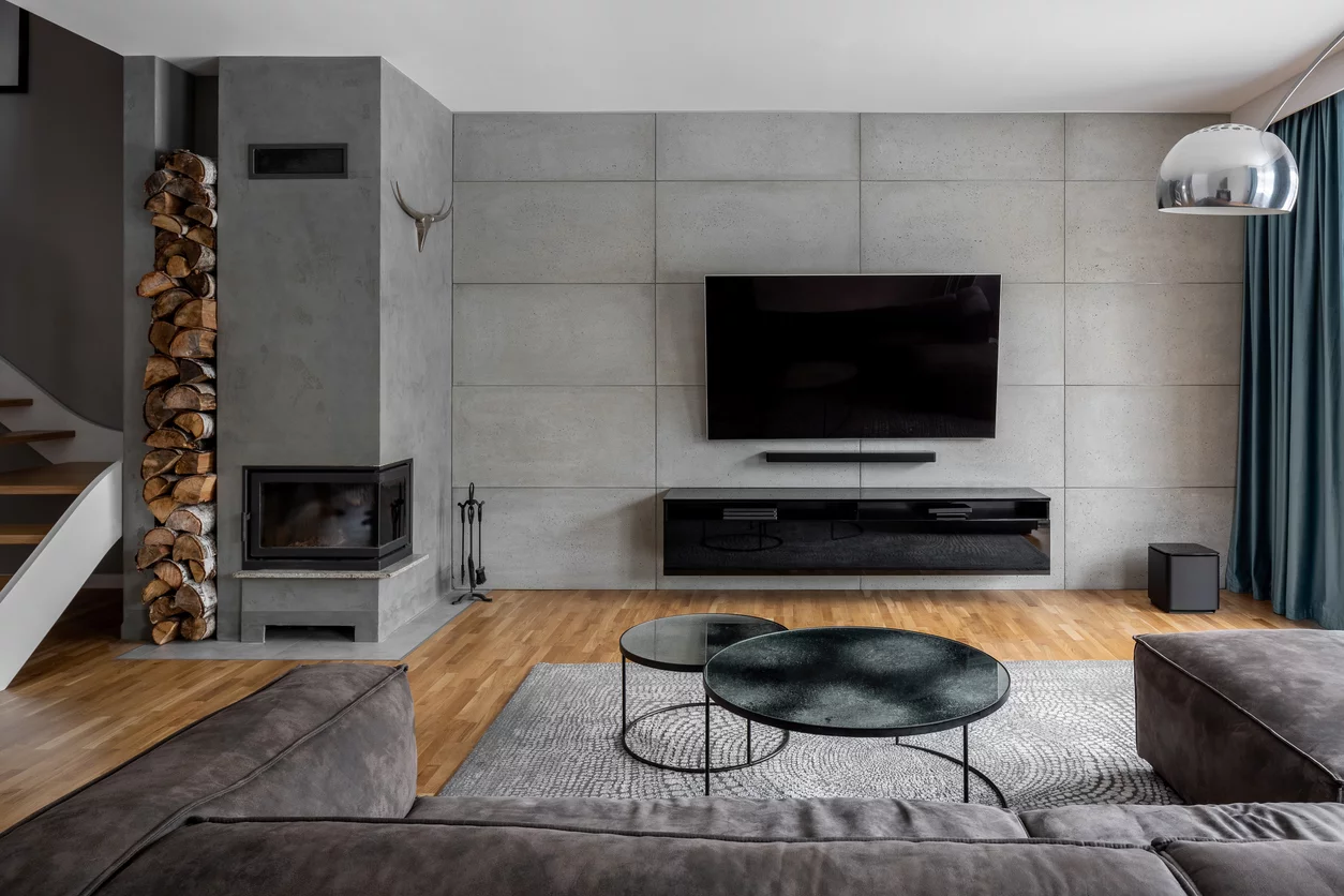 minimalistisches Wohnzimmer in Grau mit Fernsehwand