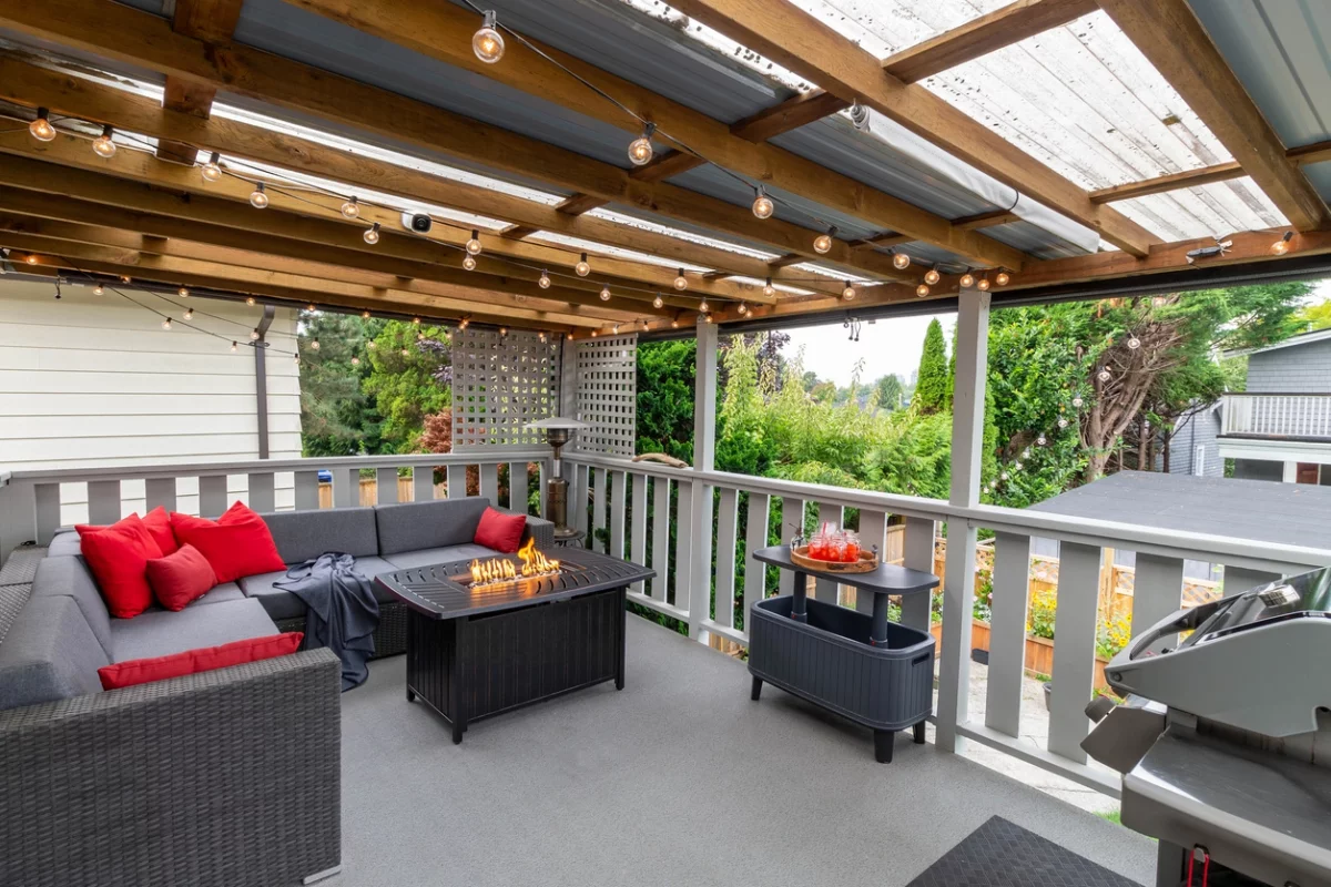 Moderne Gartengestaltung – überdachte Terrasse mit gutem Sonnenschutz