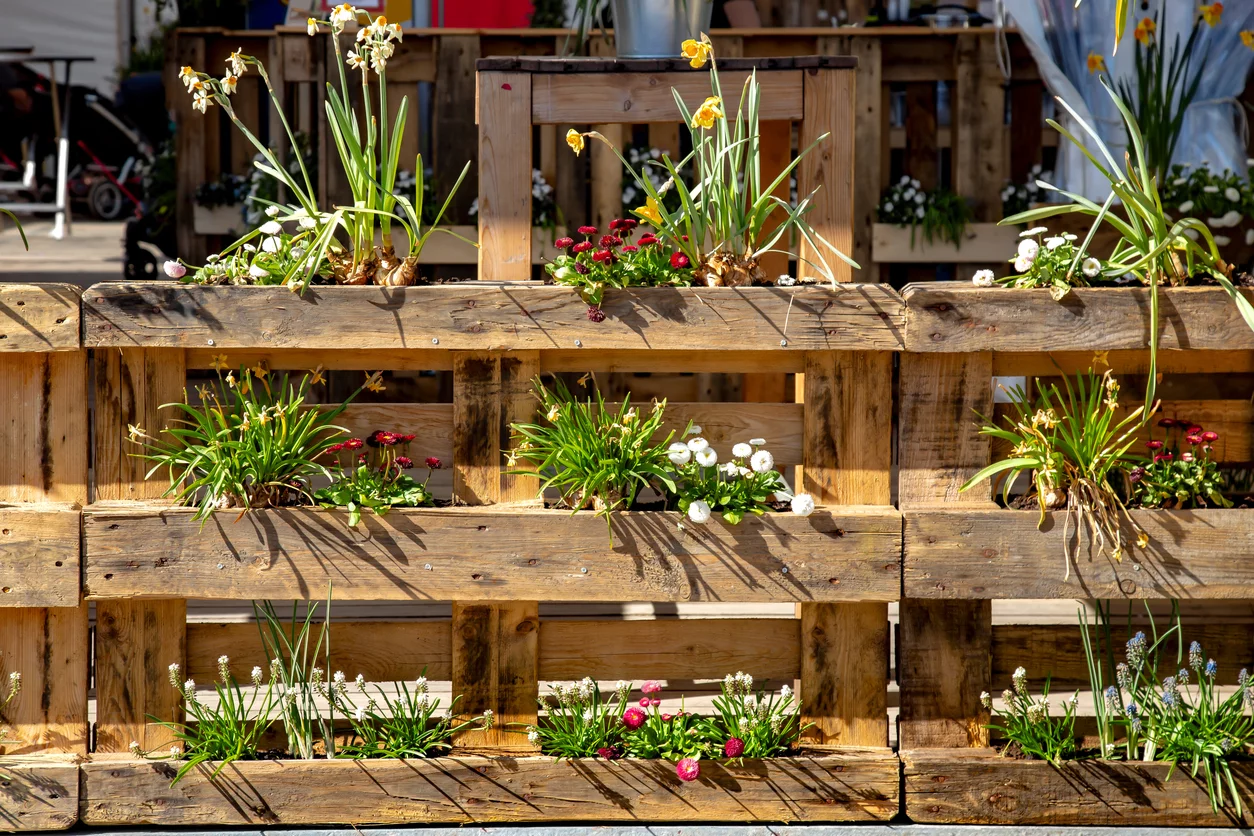 Paletten-Ideen für den Garten Holzregal für Frühlingsblumen