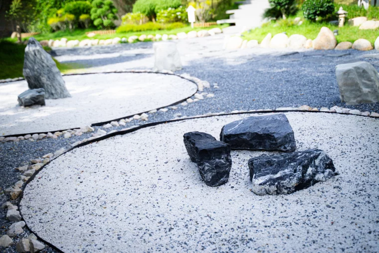 Typisch für Zen-Garten - geometrische Formen aus Stein und Kies 