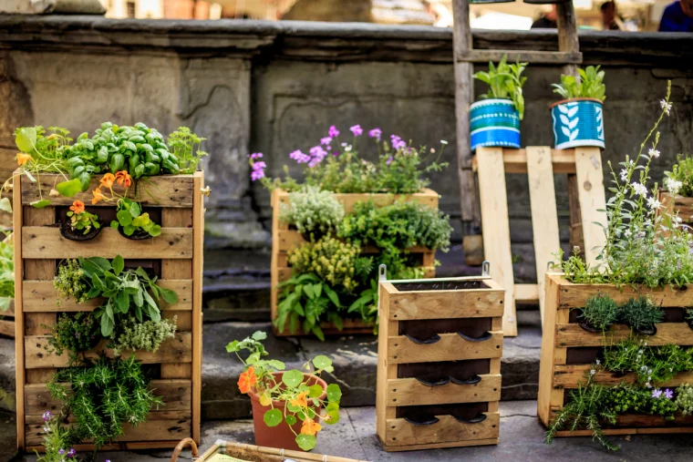 selbstgebastelte Ständer für Blumen und Kräuter aus Paletten