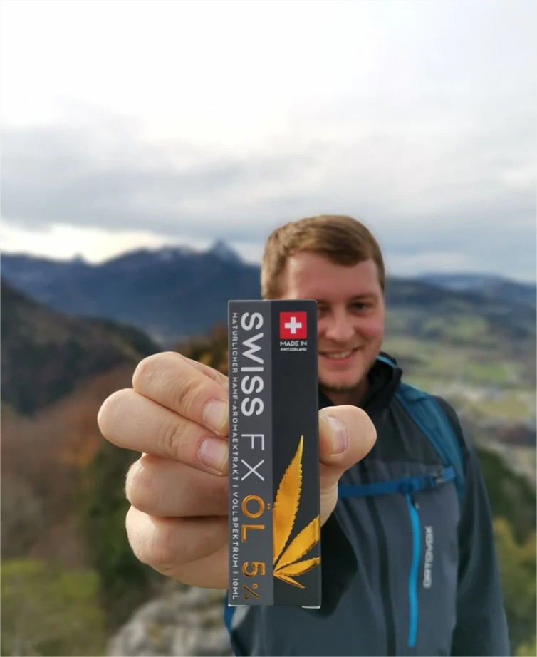 CBD Öl und ein junger Mann im Gebirge