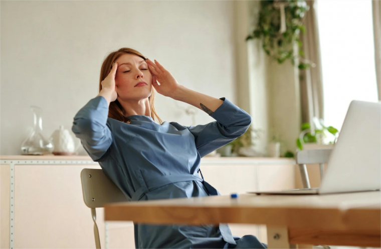 CBD Öl verwendet junge Frau im Homeoffice