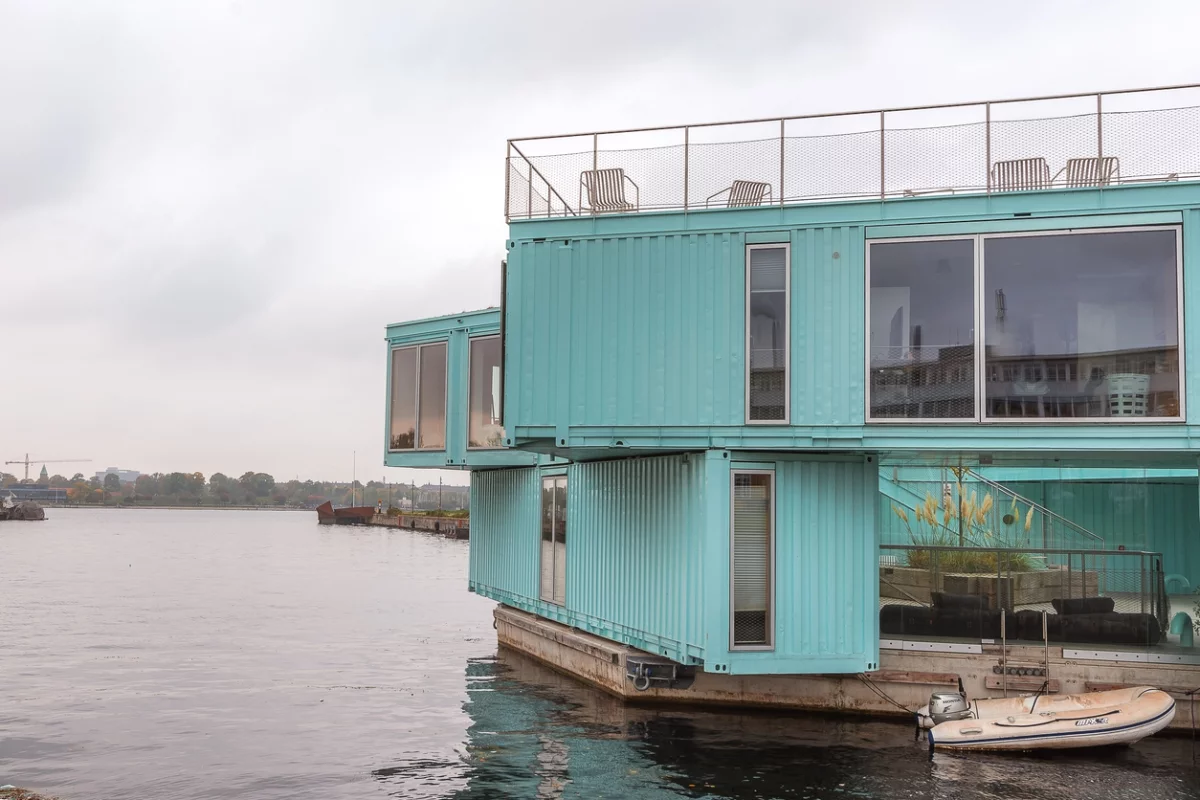 Container Häuser am Ufer als Wohnung