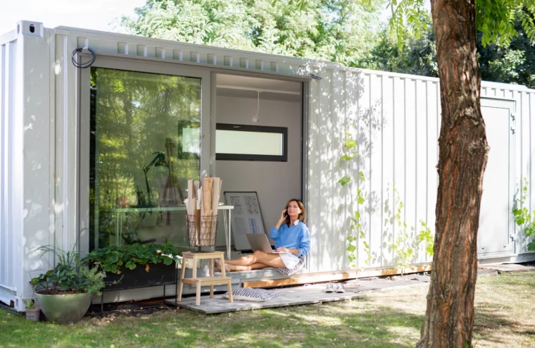 Container Haus als Home Office im Garten einrichten