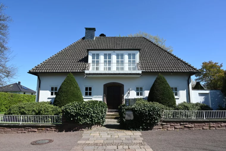 Einfamilienhaus im klassischen Baustil mit Vorgarten