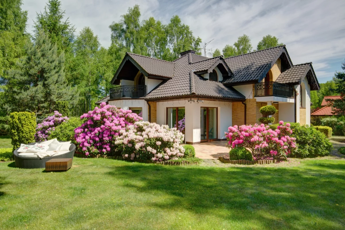 Einfamilienhaus mit blühenden Hortensien 