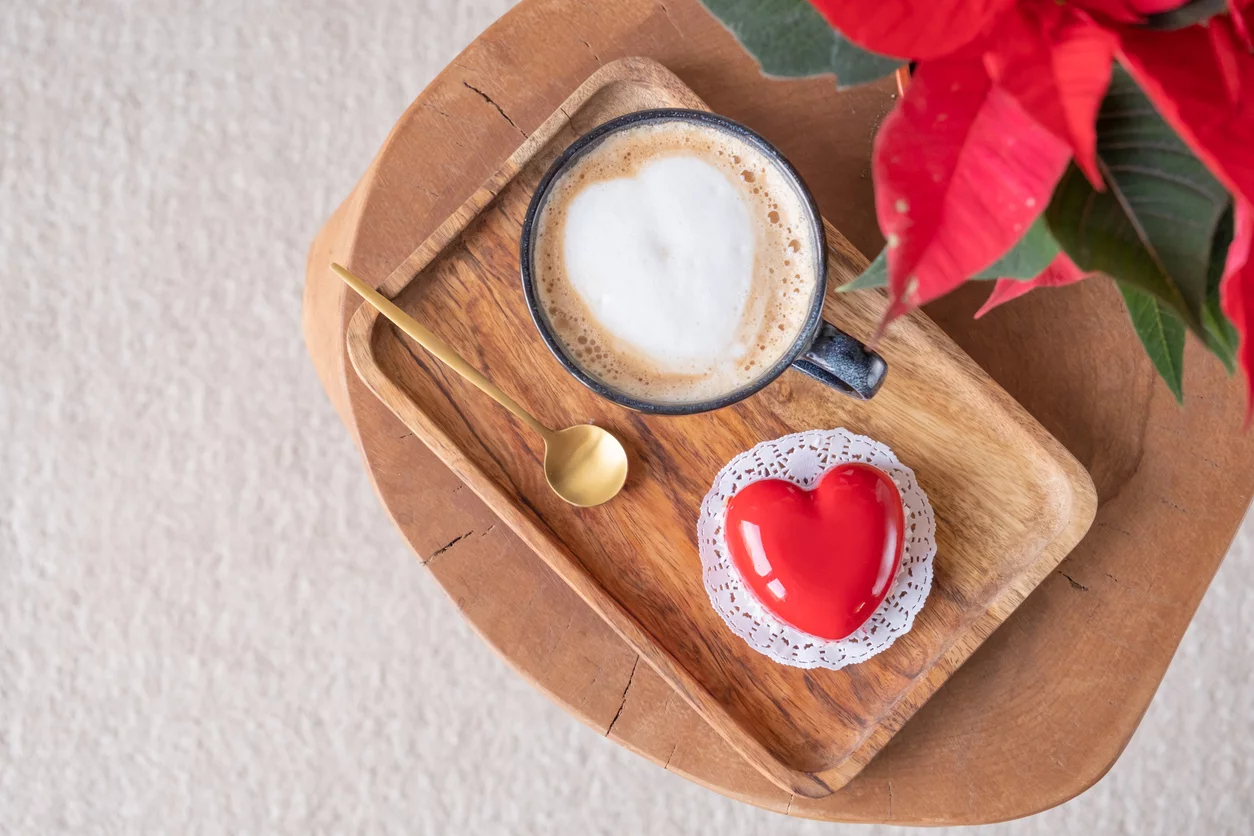 Moderner Couchtisch mit Weihnachtsstern und Tasse Kaffee