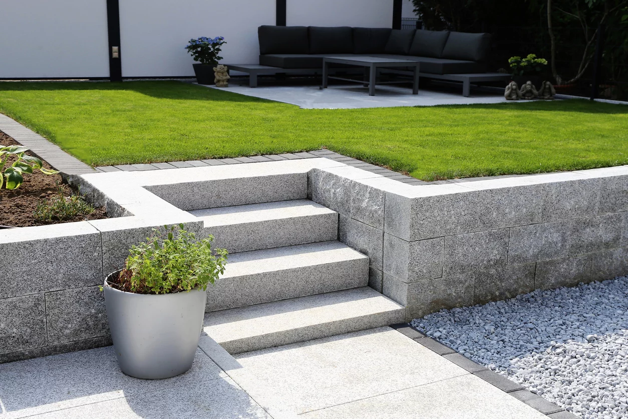 Sitzecke, Rasen und Steintreppe im modernen Garten