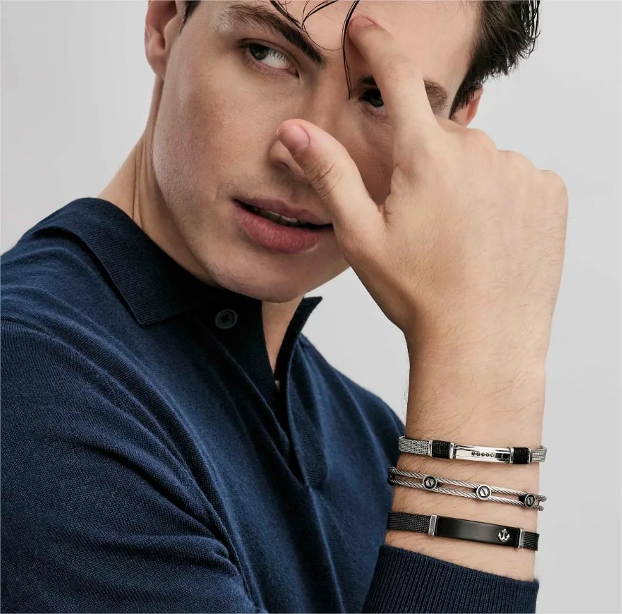 Armbänder für Herren – junger Mann mit drei Armbändern