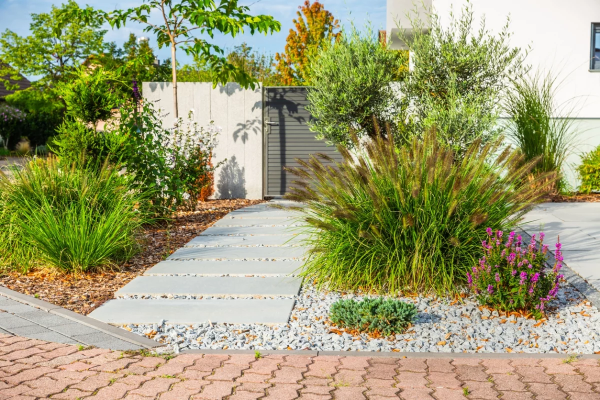 Gartenwege aus Steinen verbinden einzelne Zonen