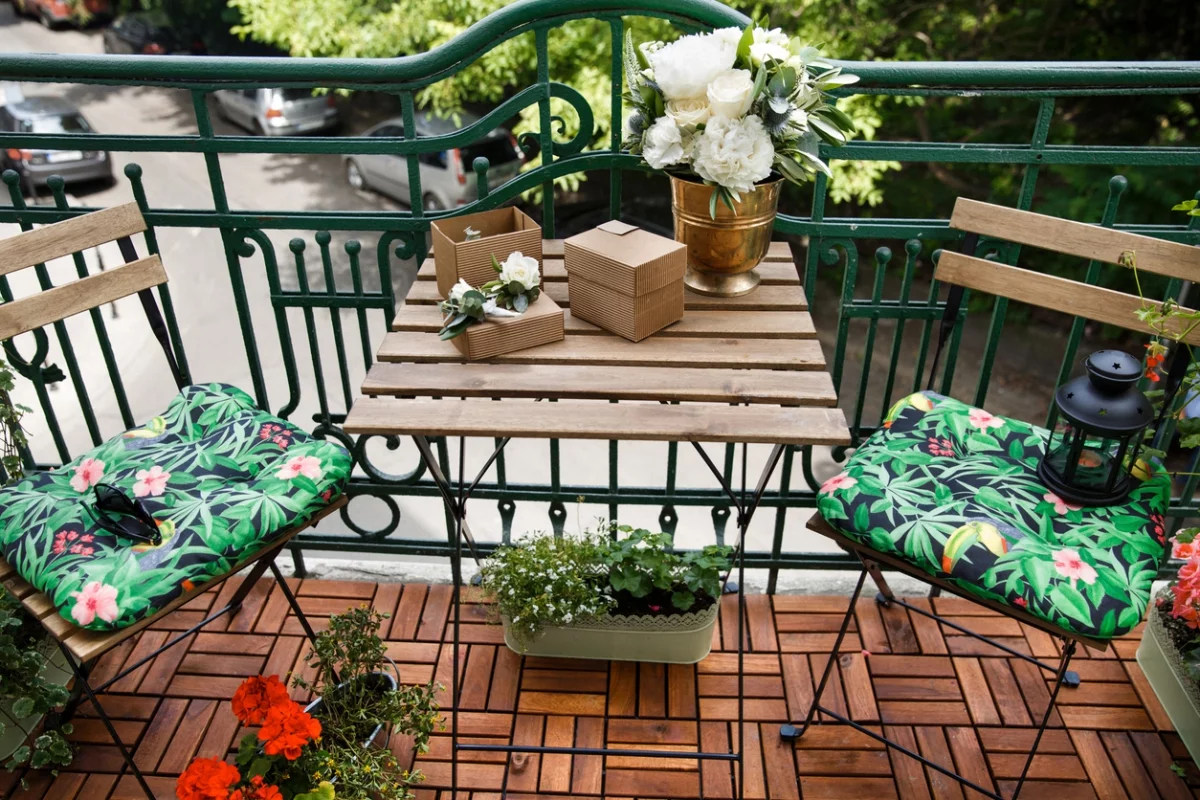 Kleinen Balkon gestalten in frischen Farben und mit Blumen