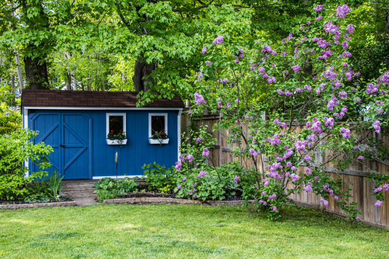 Praktische Gartengestaltung Ideen - Gartenhaus in Grün gebettet