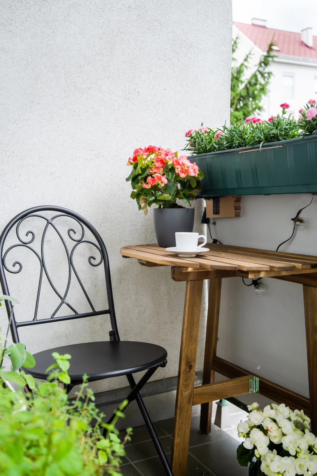 Schöne Blumen und Kräuter auf dem kleinen Balkon