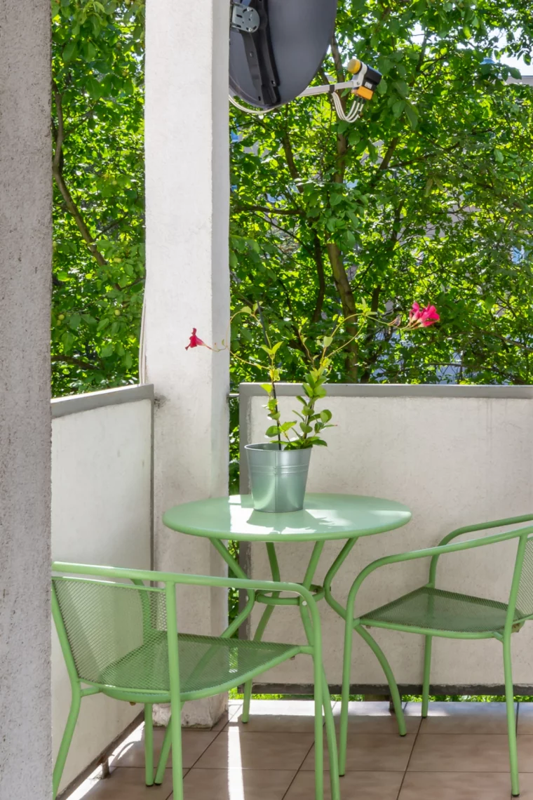 Sitzecke auf dem kleinen Balkon gestalten