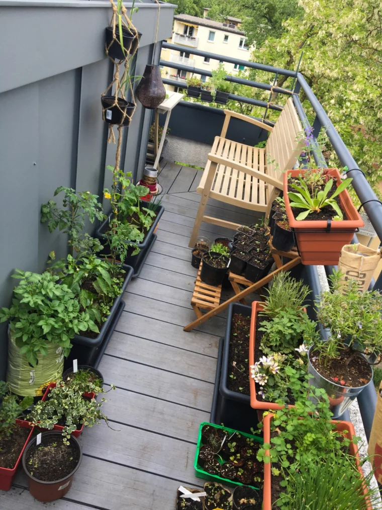 schmalen Balkon mit Sitzbank und vielen Blumen