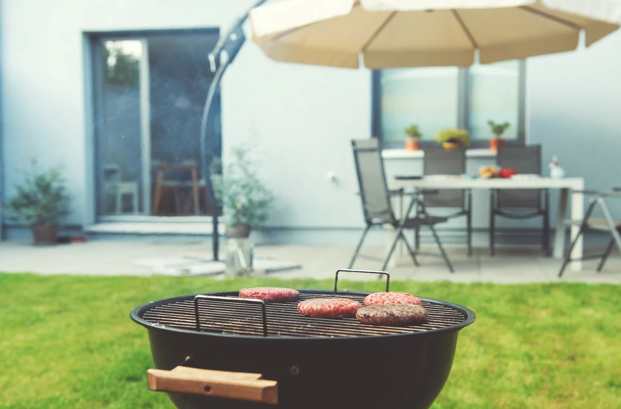 Buletten auf dem Rost - im Garten grillen