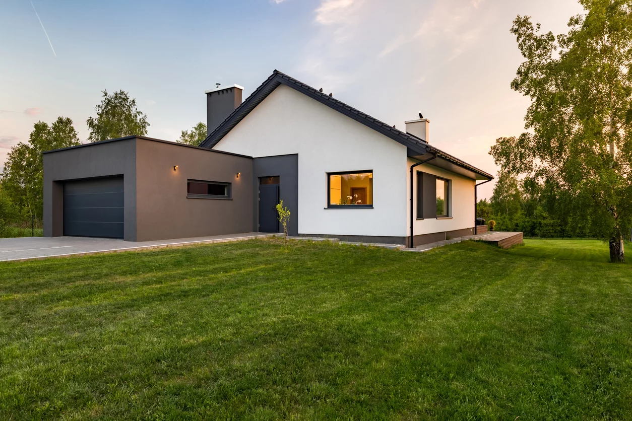 Einstöckiges modernes Haus mit großer Garage