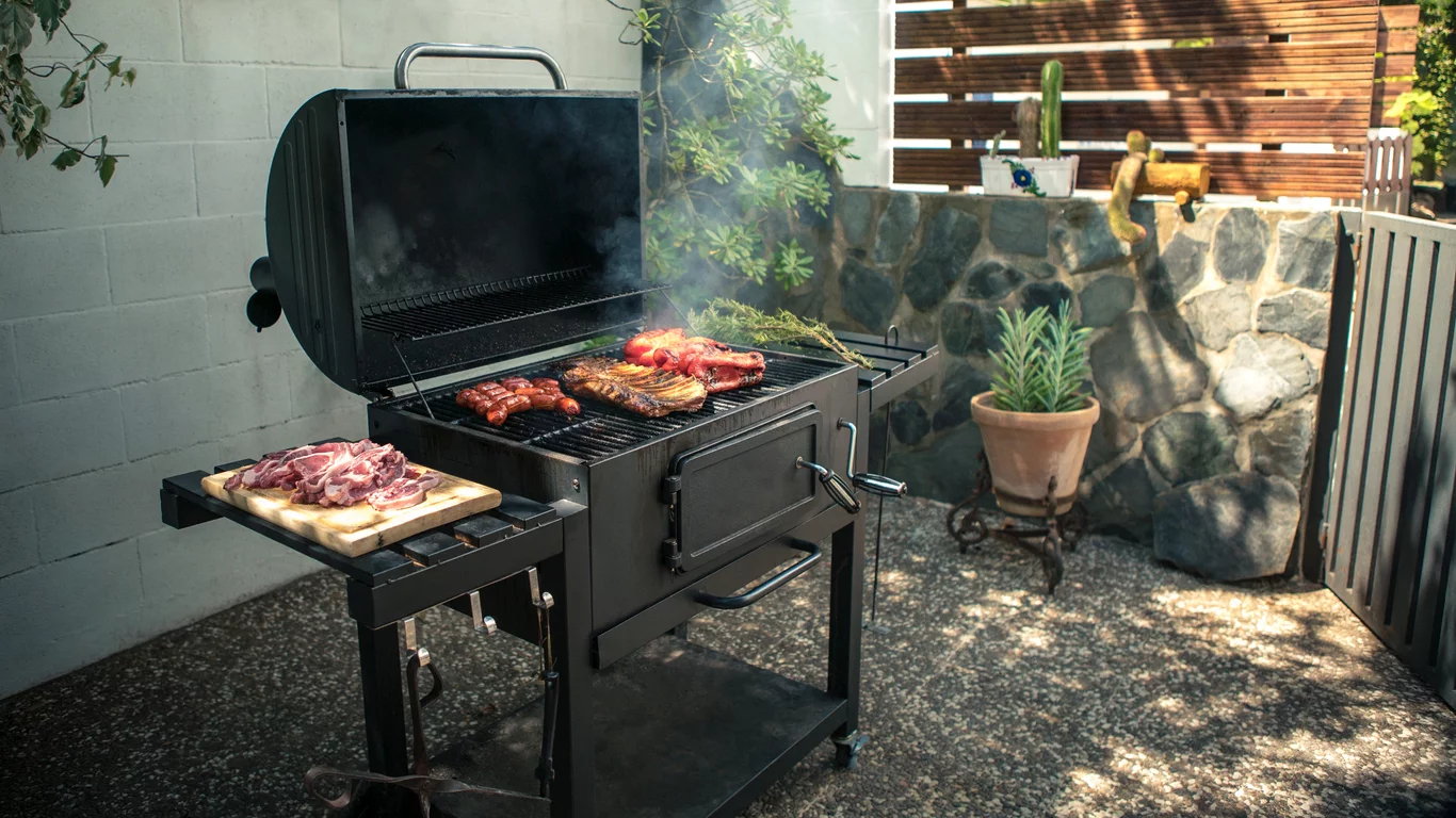 Großes BBQ-Gerät mit Gas oder Holzkohle