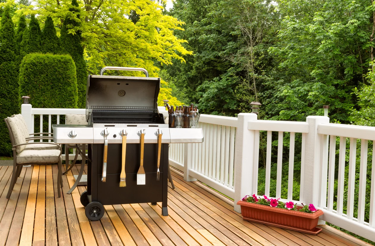 Im Garten grillen - moderner Grill mit Zubehör