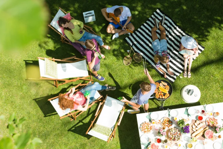 Im Garten grillen – eine Party organisieren