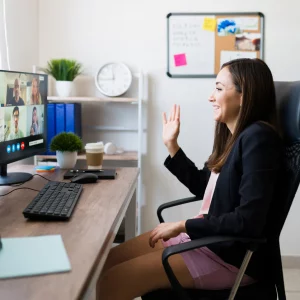 Junge Frau arbeitet am PC-Schreibtisch im Homeoffice