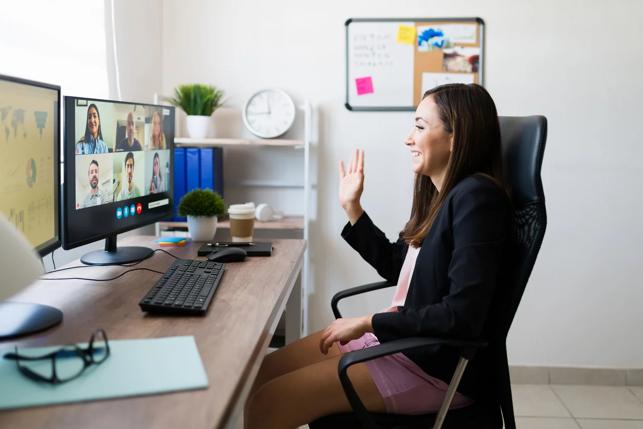 Junge Frau arbeitet am PC-Schreibtisch im Homeoffice