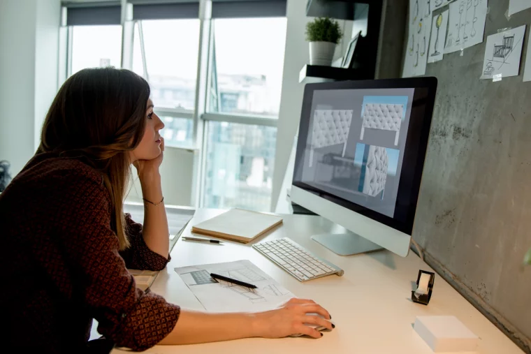 Junge Frau im Homeoffice mit wenig Tageslicht