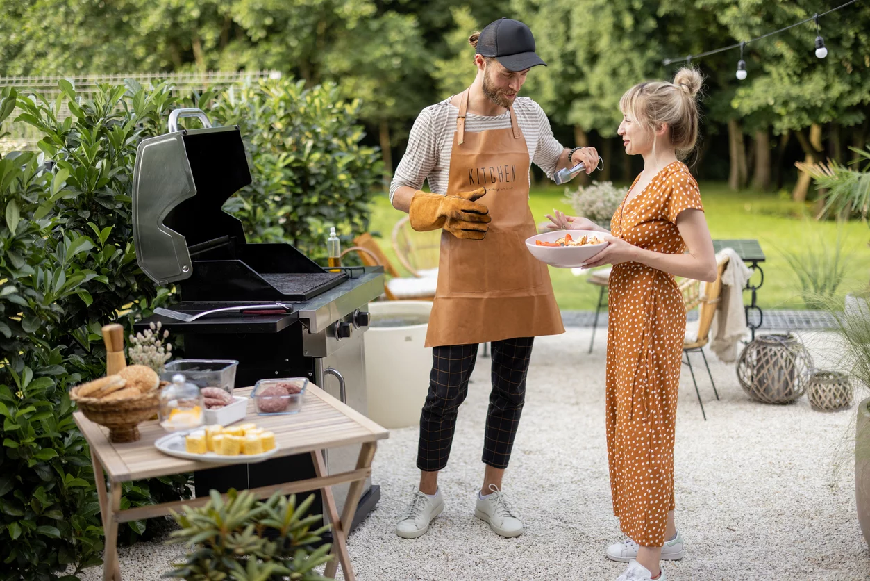 Junge Leute beim Grillen im Garten