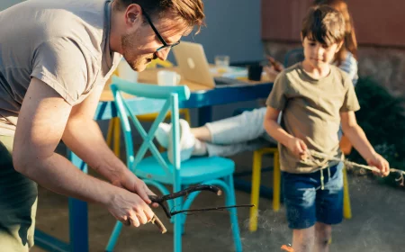 Junger Vater und Sohn grillen im Garten 