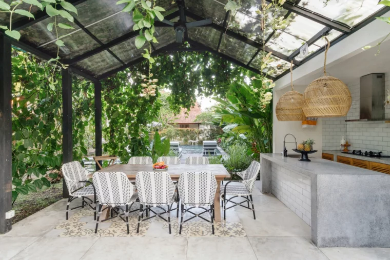 Moderne Küche mit Insel aus grauem Marmor auf der Terrasse