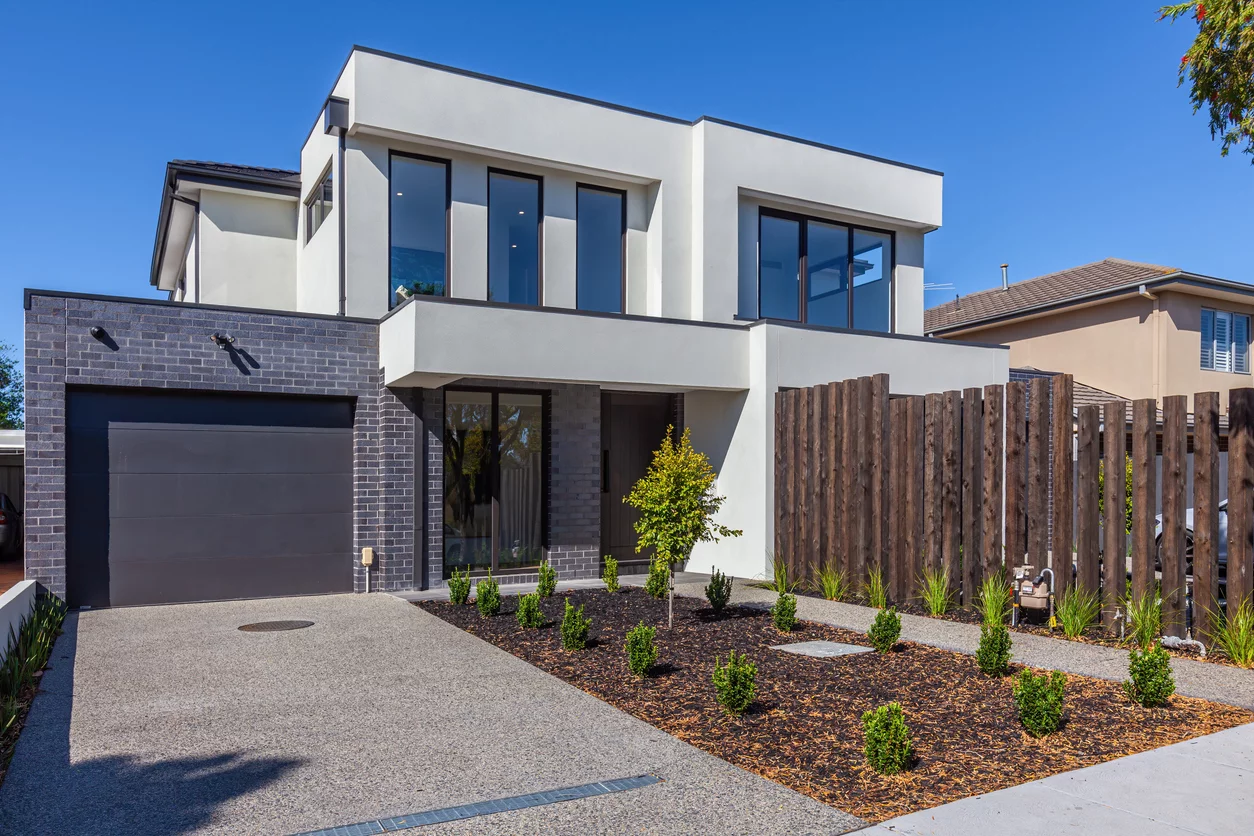 Modernes zweistöckiges Haus mit kleinem Garten und Garage