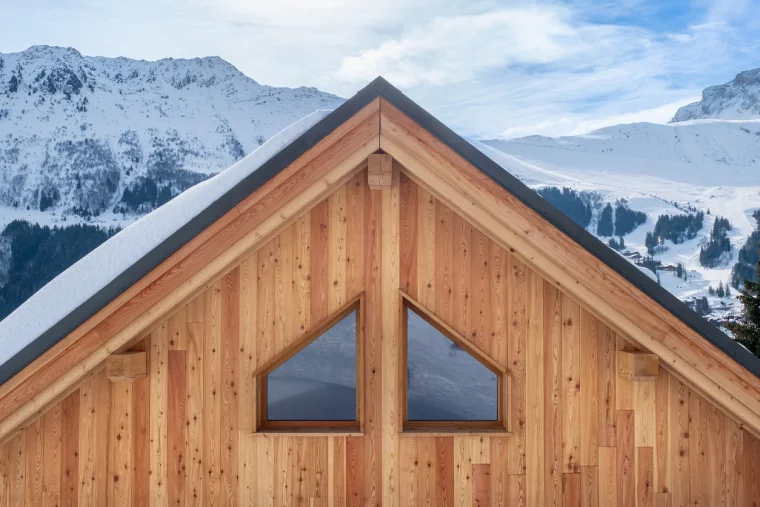 Stabiles Holzhaus im Winter im Gebirge