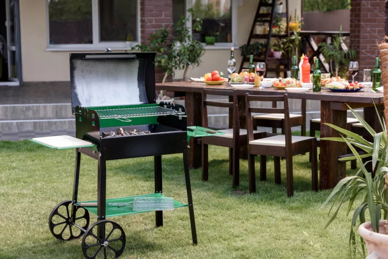 gedeckter Tisch für Sommerparty im Garten