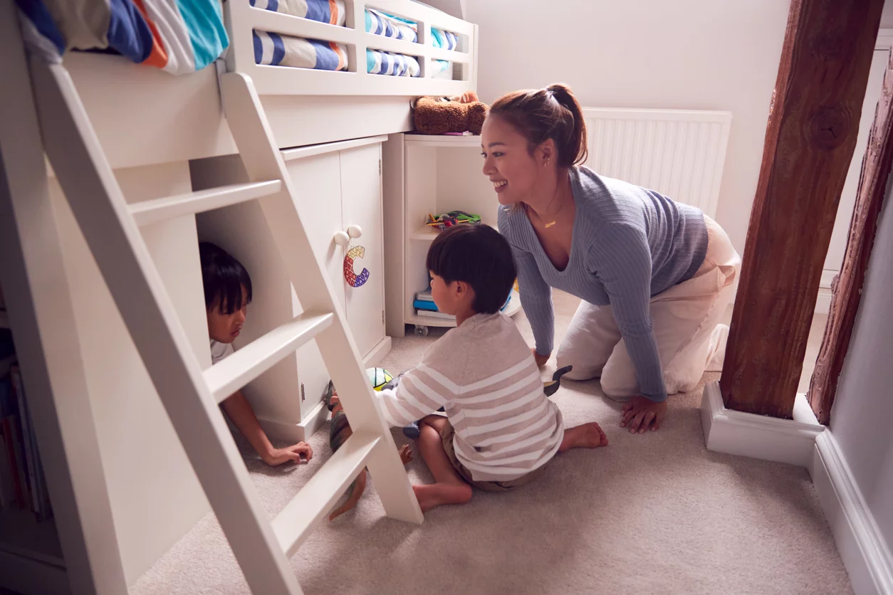 Etagenbetten für Kinder – Mutter spielt mit zwei kleinen Jungen