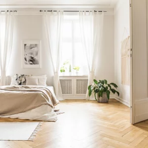 Helles Schlafzimmer Design mit Laminatboden